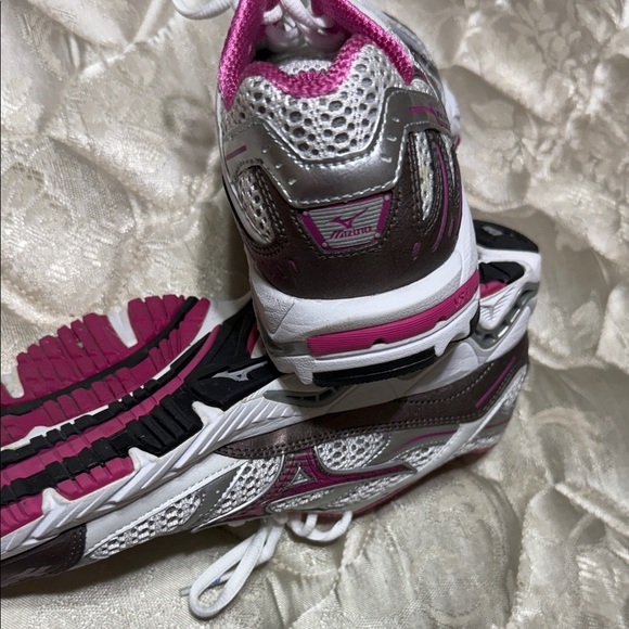 Mizuno Women's Gray and Pink Athletic Shoes - Picture 5 of 7